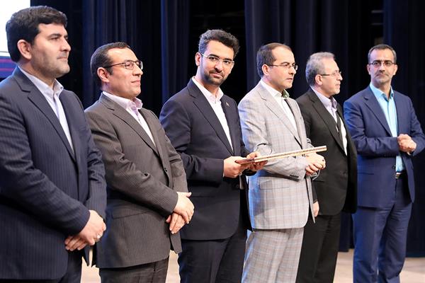 وزیر ارتباطات در آیین تجلیل از برگزیدگان «جشنواره شهید رجایی»: باید برای جلب رضایت مردم بیشتر تلاش کنیم/ مدیران باید ساده‌زیست باشند/ راه‌های ارتباطی مدیران و کارکنان باید باز بماند